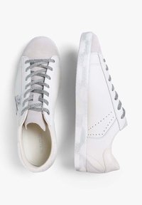 Zapatillas de cuero blanco con acentos de gamuza gris, suela de goma texturizada y cordones grises. Presenta perforaciones para la transpirabilidad y un diseño elegante.