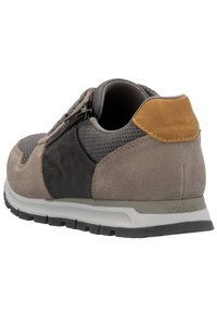 Šedé a hnědé semišové tenisky s prodyšnými detaily, polstrovaným límcem a zipovým uzávěrem. Podešev je robustní a texturovaná pro lepší přilnavost.