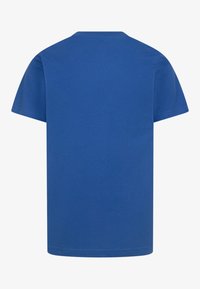 Camiseta lisa azul de manga corta con cuello redondo mostrada desde atrás sobre un fondo blanco.