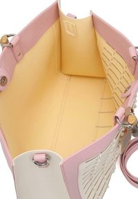 Borsa a tracolla in pelle rosa e bianca con un interno liscio, caratterizzata da una forma strutturata e manici superiori. Design a righe all'esterno.
