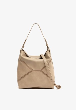 Bež usnjena torbica čez ramo z nastavljivim trakom in všitim geometričnim vzorcem, mehka ohlapna struktura, na belem ozadju.