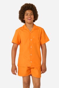 Oranje shirt met korte mouwen en een borstzak, gecombineerd met bijpassende korte broek. Glad, lichtgewicht materiaal met een ontspannen pasvorm en knoopsluiting.
