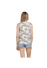 Débardeur crème sans manches avec imprimé de palmiers gris, associé à un short en denim déchiré. Tissu doux, coupe décontractée et design casual.