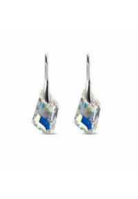Orecchini in cristallo con taglio geometrico, che mostrano un arcobaleno di colori, sospesi su ganci color argento. La superficie texture ne esalta il luccichio.