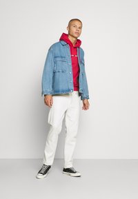 Tommy Jeans STRAIGHT LOGO - Jersey con capucha - deep crimson