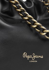 Juodas odinis rankinukas su auksine grandinės juosta ir auksiniu "Pepe Jeans London" logotipu priekyje.