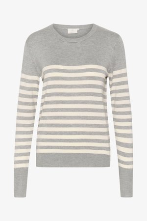 Suéter gris de manga larga con rayas horizontales color crema, hecho de un material de punto suave. Presenta un cuello redondo y puños y dobladillo acanalados.