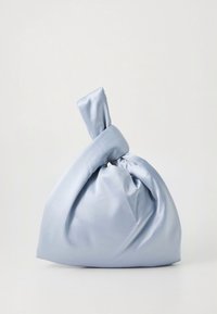 Zachte, lichtblauwe satijnen tas met een knoopsluiting aan de bovenkant; ronde vorm met een gladde textuur; geen zichtbaar beslag of patronen.