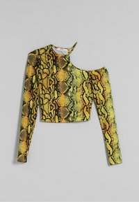 Långärmad croppad topp i gult och grönt ormtryck; har en skuldra med cutout och en texturerad tyg med en slät finish.