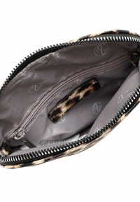 Borsa a pochette con zip, con esterno in stampa leopardata, rifiniture nere e interno beige con tasca zip e motivo del logo.