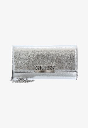 Sølvmetalisk tekstureret clutch med GUESS-logo og rhinestone-detalje, med en sølvkæde-rem.