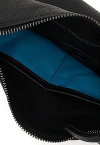 Borsellino in pelle nera con esterno testurizzato e interno in tessuto blu brillante, dotato di chiusura con cerniera argentata e dettaglio di cuciture.