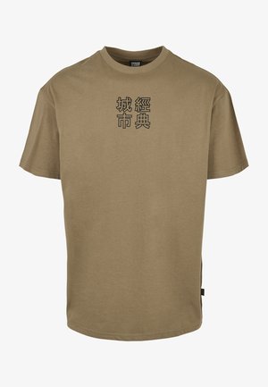 Camiseta color caqui con mangas cortas, escote redondo y texto gráfico en negro con caracteres asiáticos en la parte delantera. Tejido de algodón suave.