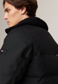 Tommy Hilfiger ROCKIE UTILITY HOODED - Žieminė striukė - black