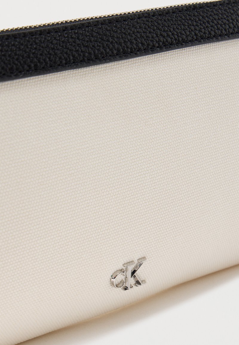 Calvin Klein CONVERTIBLE POUCH - Psaníčko - white