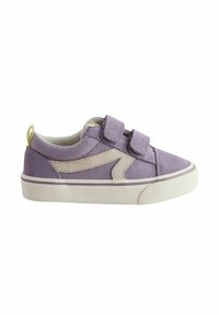 Paarse canvas sneaker met twee klittenbandsluitingen, witte rubberen zool en crèmekleurige accenten. Heeft een gestructureerde bovenzijde en een achterste trekband.