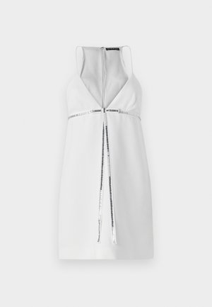 Abito bianco senza maniche con scollo a V profondo, dettaglio della zip argentata e accentuazione a strisce orizzontali testurizzate in vita. Finishing in tessuto liscio.