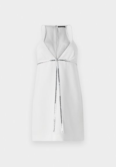 Biała sukienka bez rękawów z głębokim dekoltem w kształcie litery V, srebrnym zamkiem i teksturowanym poziomym paskiem akcentującym w talii. Gładka faktura materiału.