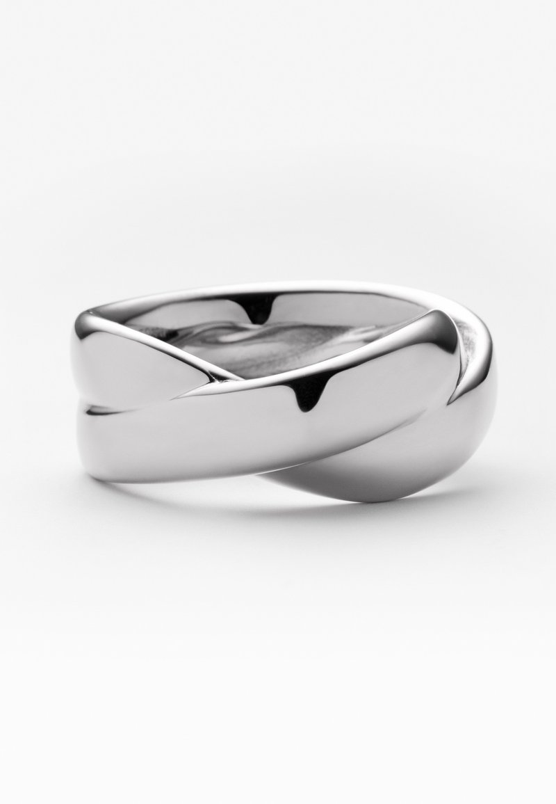 Bague en argent poli avec un design lisse et entrelacé sur un fond blanc.