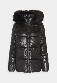 Svart puffjacka med en skina ytfinish, kviltat mönster och avtagbar fuskpälsluva. Inkluderar framdragkedja och snörning.