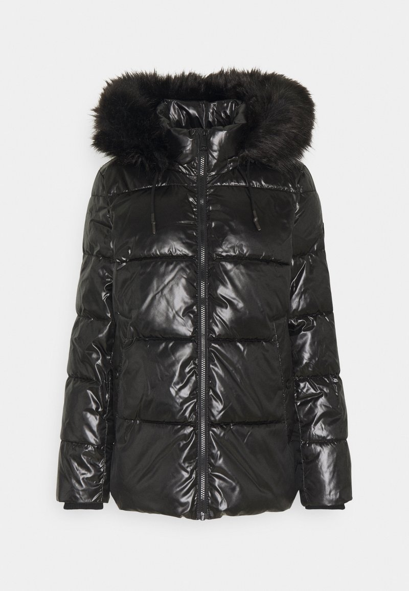 Svart puffjacka med en skina ytfinish, kviltat mönster och avtagbar fuskpälsluva. Inkluderar framdragkedja och snörning.