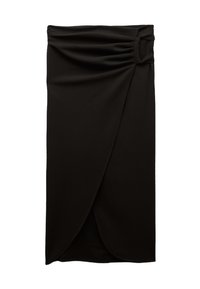 Zwarte rok van gladde stof, met een geraffineerde tailleband en een gedrapeerde voorkant met een asymmetrische zoom. Geen zichtbare patronen of hardware.