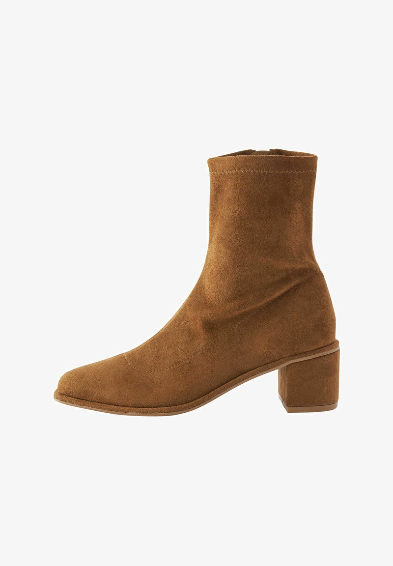 Hnědé semišové kotníkové boty se čtveratou špičkou a středně vysokým blokovým podpatkem. Elegantní design s minimem švů a hladkou texturou.