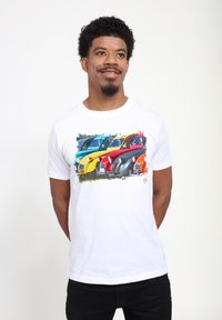 Hvid bomulds-t-shirt med et farverigt grafisk motiv af vintagebiler i blå, rød, gul og sort. Korte ærmer og klassisk rund halsudskæring.