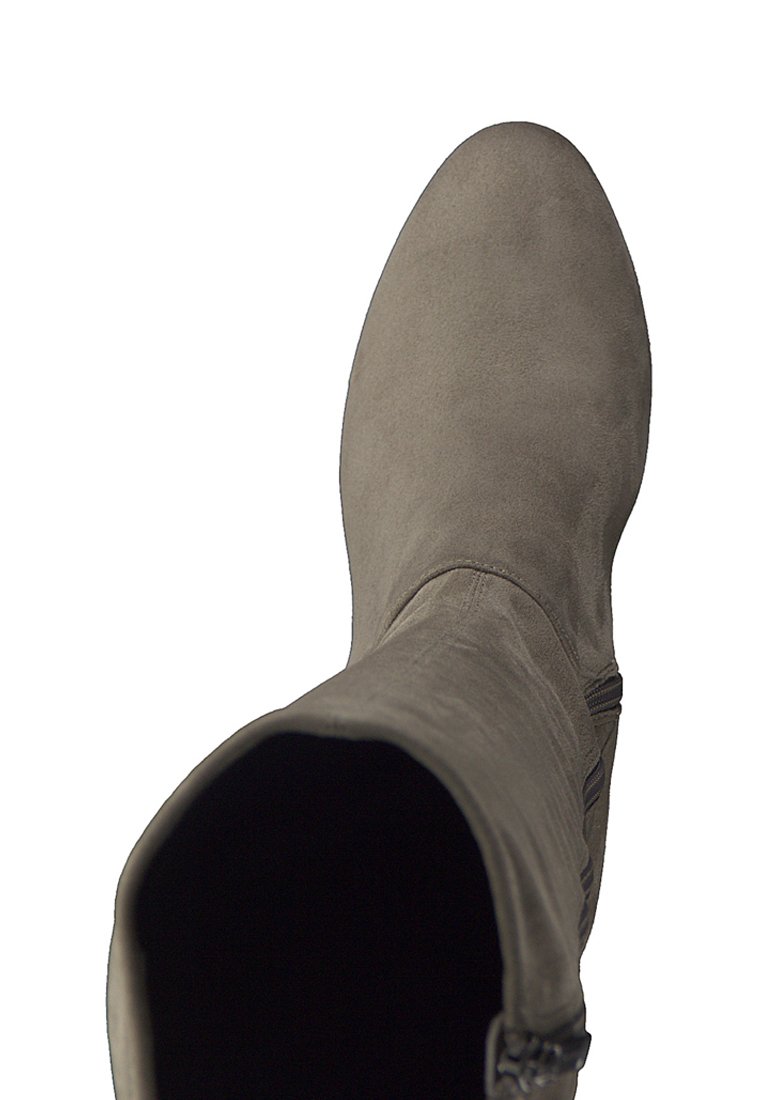 Botte en suède grise haute vue du dessus, montrant un bout rond et un détail de fermeture éclair sur le côté.