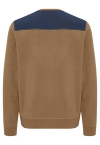 Sudadera de forro polar marrón con acentos en el hombro de color marino, puños y dobladillo acanalados, y una textura suave. Vista trasera que muestra un diseño simple y costuras.