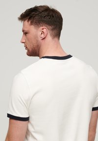 Superdry & Co RINGER WORKWEAR GRAPHIC - Camiseta estampada - winter white eclipse navy