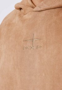 Felpa con cappuccio in suede beige, con superficie texturizzata, caratterizzata da un discreto logo PXP ricamato in un colore abbinato sul davanti.