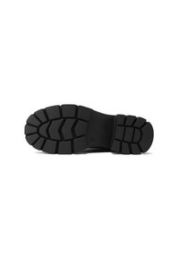 Suola di scarpa in gomma nera con un design spesso e testurizzato, caratterizzato da profondi solchi e un motivo a tacchetti per la trazione. Forma arrotondata con bordi rinforzati.