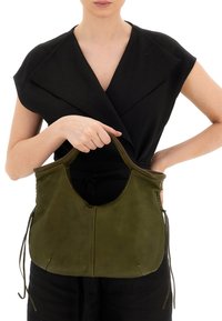 Borsa a mano in pelle verde oliva con parte superiore arrotondata, dettagli di cucitura visibili e lacci laterali. Texture liscia, aperture ampia e struttura morbida.