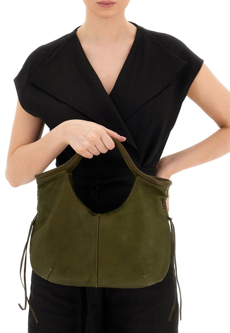 Borsa a mano in pelle verde oliva con parte superiore arrotondata, dettagli di cucitura visibili e lacci laterali. Texture liscia, aperture ampia e struttura morbida.