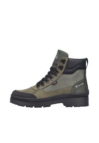 Bottoni da trekking verdi con tomaia in suede e mesh, suole in gomma nera, design con lacci e marchio prominente sul lato e sulla linguetta.