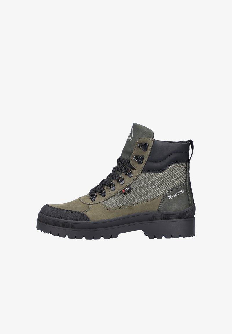 Bottes de randonnée vertes avec une tige en suede et en mesh, semelles en caoutchouc noir, design à lacets, et marque bien visible sur le côté et la languette.