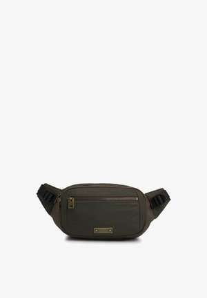 Oliwkowa nylonowa nerka z przednią kieszenią na zamek, regulowanym czarnym paskiem i złotym akcentem logo. Gładka faktura i zaokrąglony kształt.