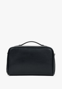 Černá obdélníková taška vyrobená z hladkého syntetického materiálu, s horním uchem a elegantním zipovým uzavřením. Jednoduchý design bez viditelných akcentů.