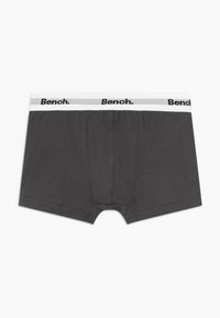 Sive bokserice z oblikovanim krojem, ki imajo bel elastik z oznako "Bench" in gladko, mehko teksturo.