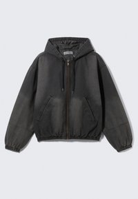 Zwarte casual hoodie met rits, trekkoorden, voorzakken, en elastische manchetten en zoom, weergegeven op een effen witte achtergrond.