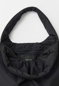 Borsa tote imbottita nera con parte superiore arricciata, caratterizzata da una texture liscia, tasca interna con zip e etichetta interna OPUS.