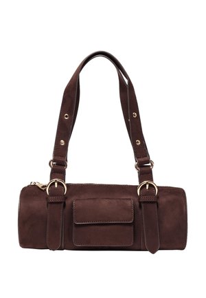Donkerbruine suède cilindervormige handtas met dubbele schouderbanden, een voorvak met klep en goudkleurige gespsdetails.