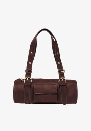 Cilindrična torbica iz temno rjavega semiša z dvema naramnicama, sprednjim žepom s preklopom in detajli z zlatim zaponko.