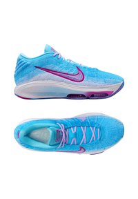 Helle blaue Sportschuhe mit einem strukturierten Mesh-Obermaterial, pinken Akzenten, weißer Sohle und sichtbarer Luftpolsterung in der Ferse.