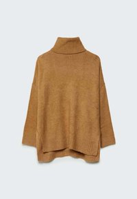 Pull en tricot marron avec un col roulé côtelé haut, des manches larges et des fentes latérales à l'ourlet, mettant en valeur une texture douce.