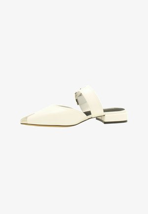 Scarpa slingback bianca in pelle con punta affusolata, punta metallica e tacco a blocco. Presenta una larga cinghia alla caviglia con fibbia regolabile.