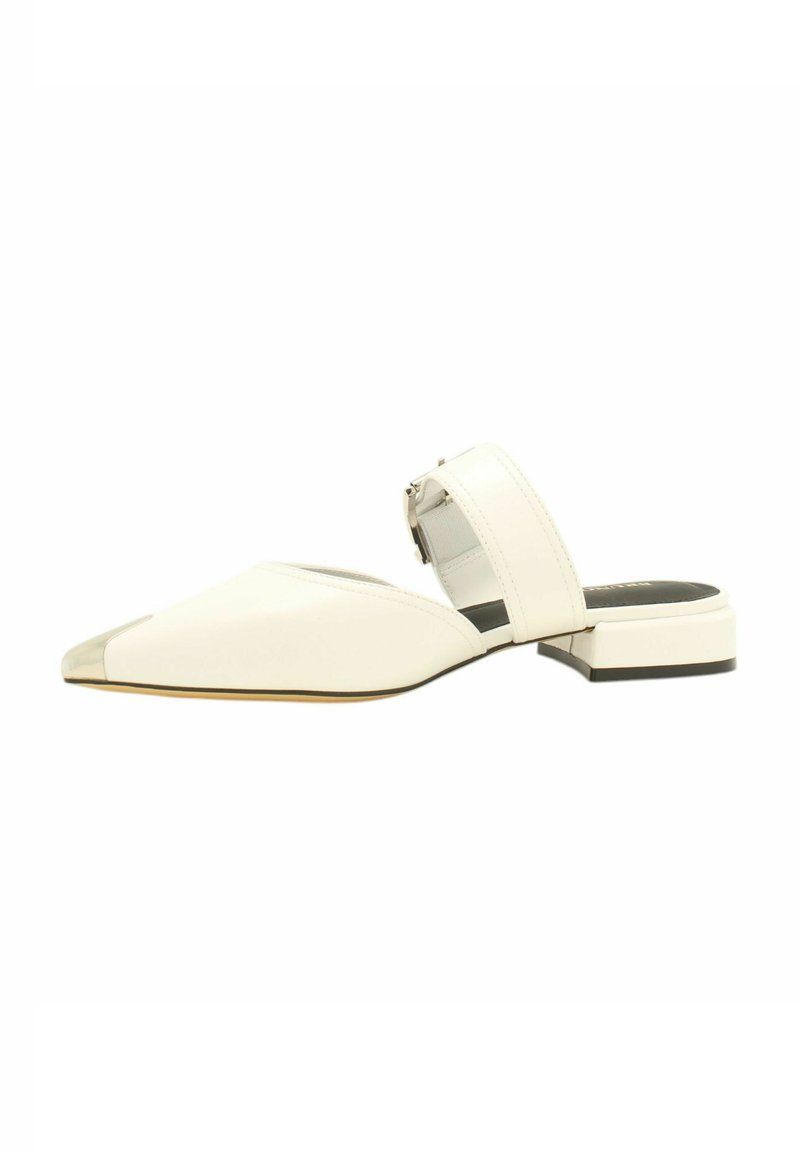 Escarpin en cuir blanc avec un bout pointu, un embout métallique et un talon bloc. Dispose d'une large bride de cheville avec une boucle réglable.