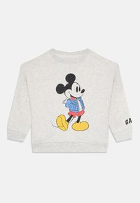 Felpa per bambini grigio chiaro con Topolino che cammina indossando una giacca blu, pantaloni rossi e scarpe gialle, logo GAP sulla manica.