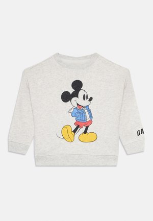Helle graue Kinder-Sweatshirt mit Mickey Mouse, der in einer blauen Jacke, roten Shorts und gelben Schuhen läuft, GAP-Logo auf dem Ärmel.